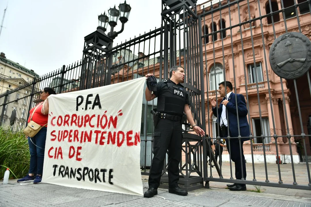 Policía esposado en Casa Rosada