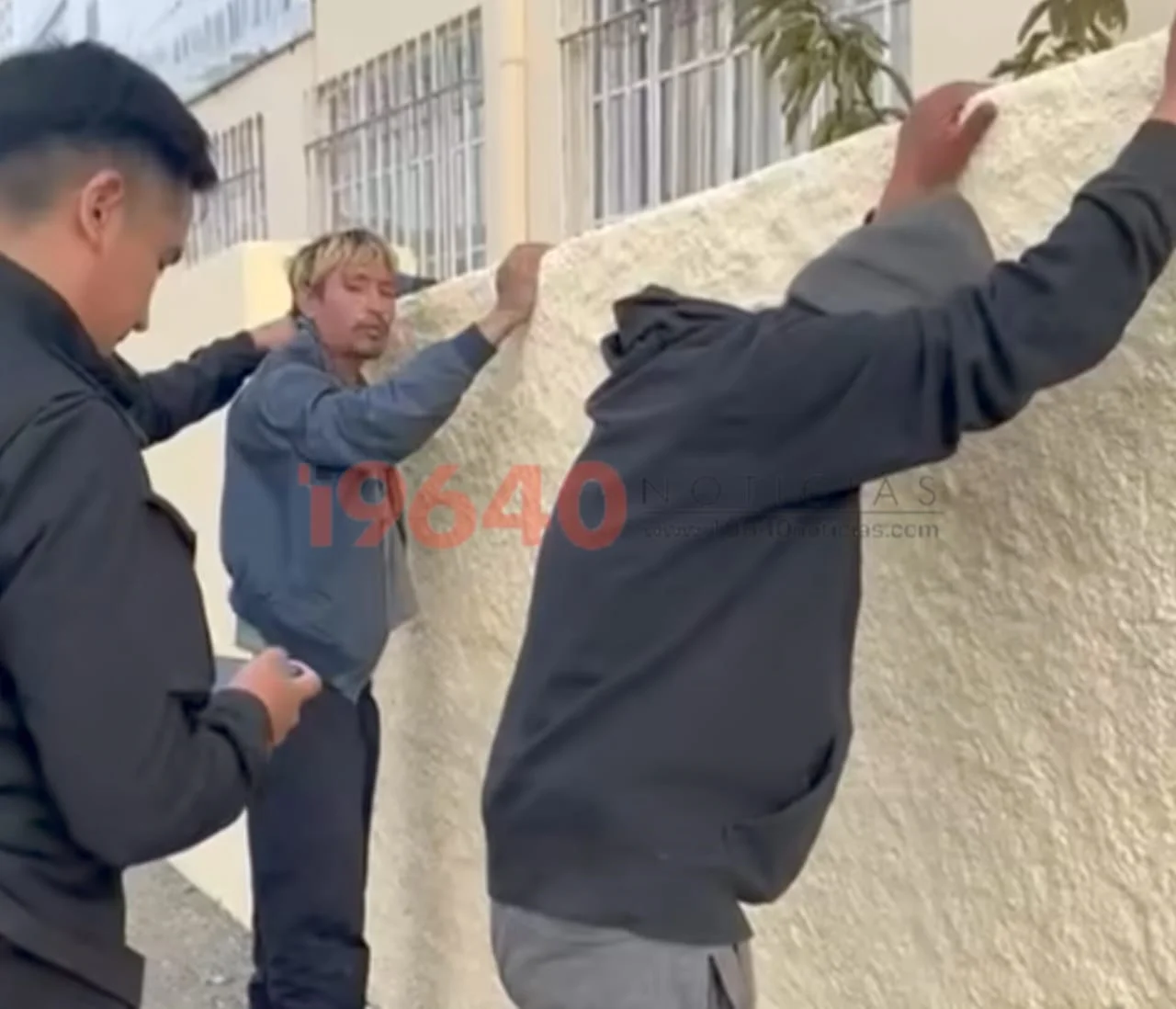 Hombres demorados por acoso